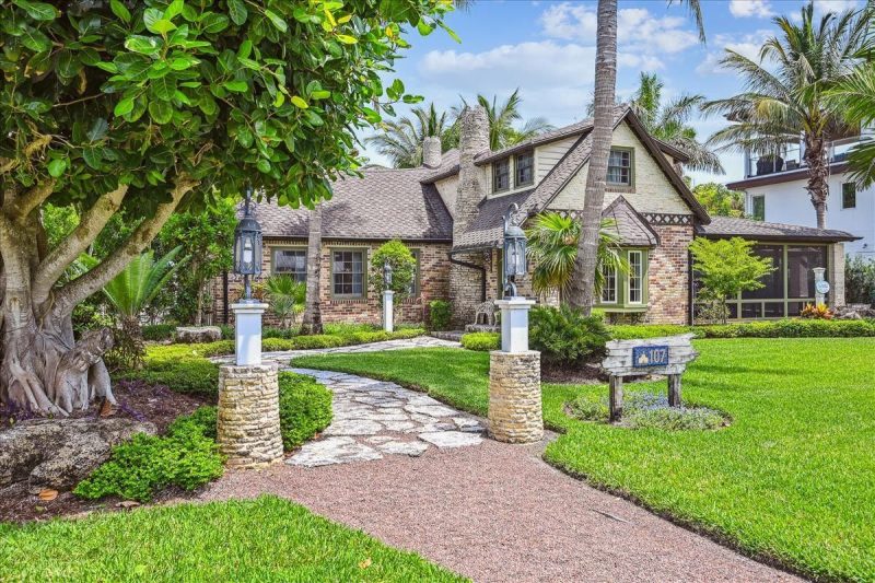view of vacation rental front yard